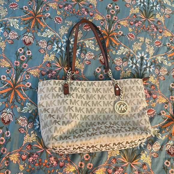 Michael Kors Jet Setter Purse - Picture 2 of 14